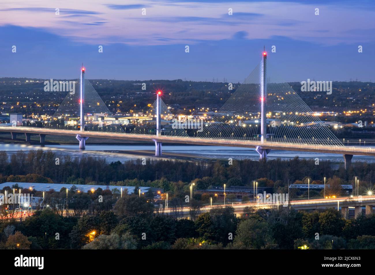 Die Mersey Gateway Bridge über die Mersey-Mündung bei Nacht, in der Nähe von Runcorn, der Grenze zwischen den beiden Bundesgrenzen von cheshire und Merseyside, England, Großbritannien und Europa Stockfoto