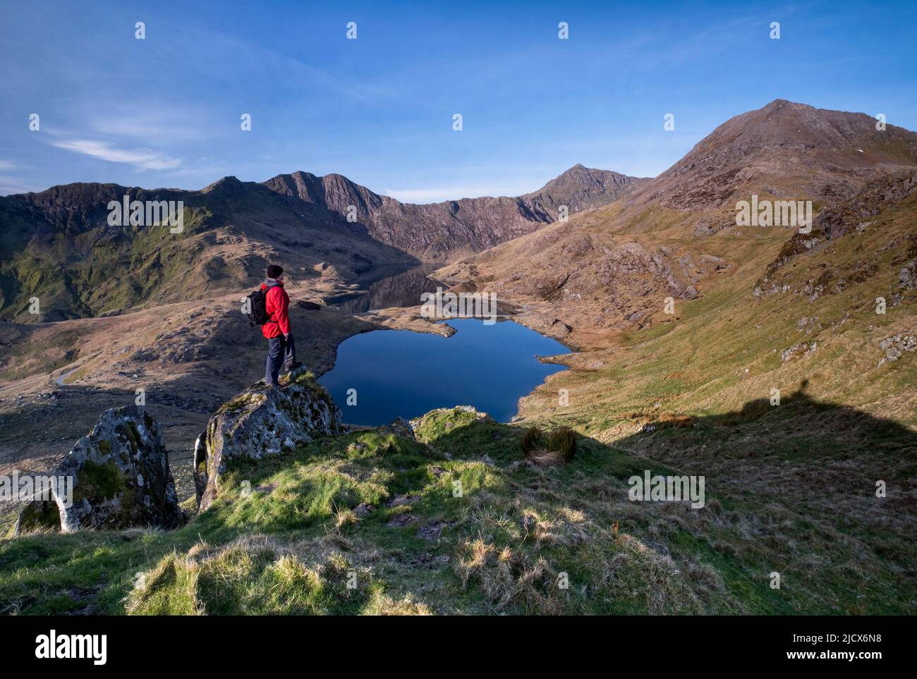 Walker mit Blick über Cwm Dyli und Llyn Llydaw nach Snowdon und Snowdon Horseshoe, Snowdonia National Park, Nordwales, Großbritannien, Europa Stockfoto