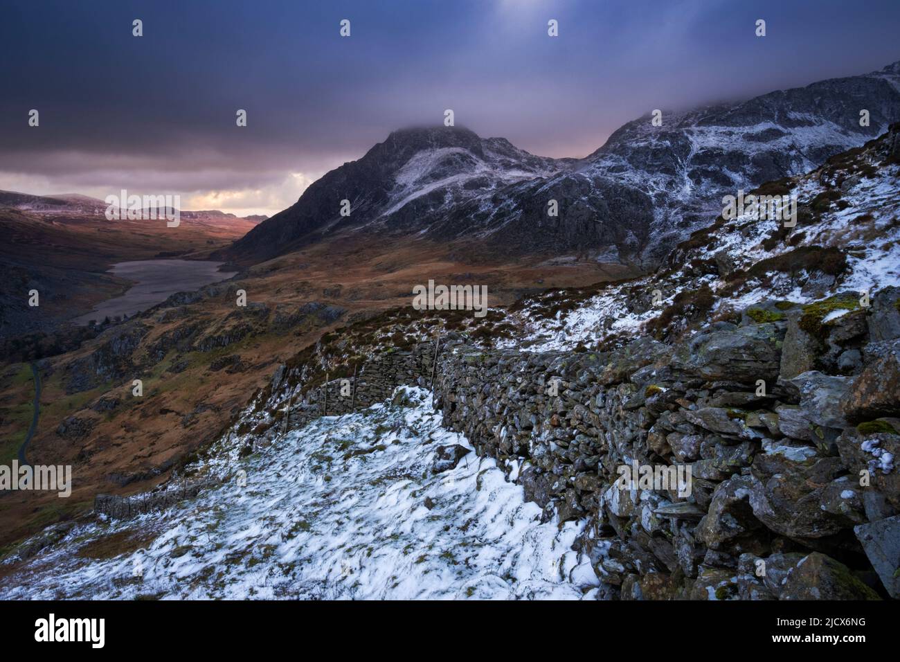 Tryfan, Llyn Ogwen und das Ogwen Valley im Winter, die Glyderau Mountains, Snowdonia National Park, North Wales, Vereinigtes Königreich, Europa Stockfoto
