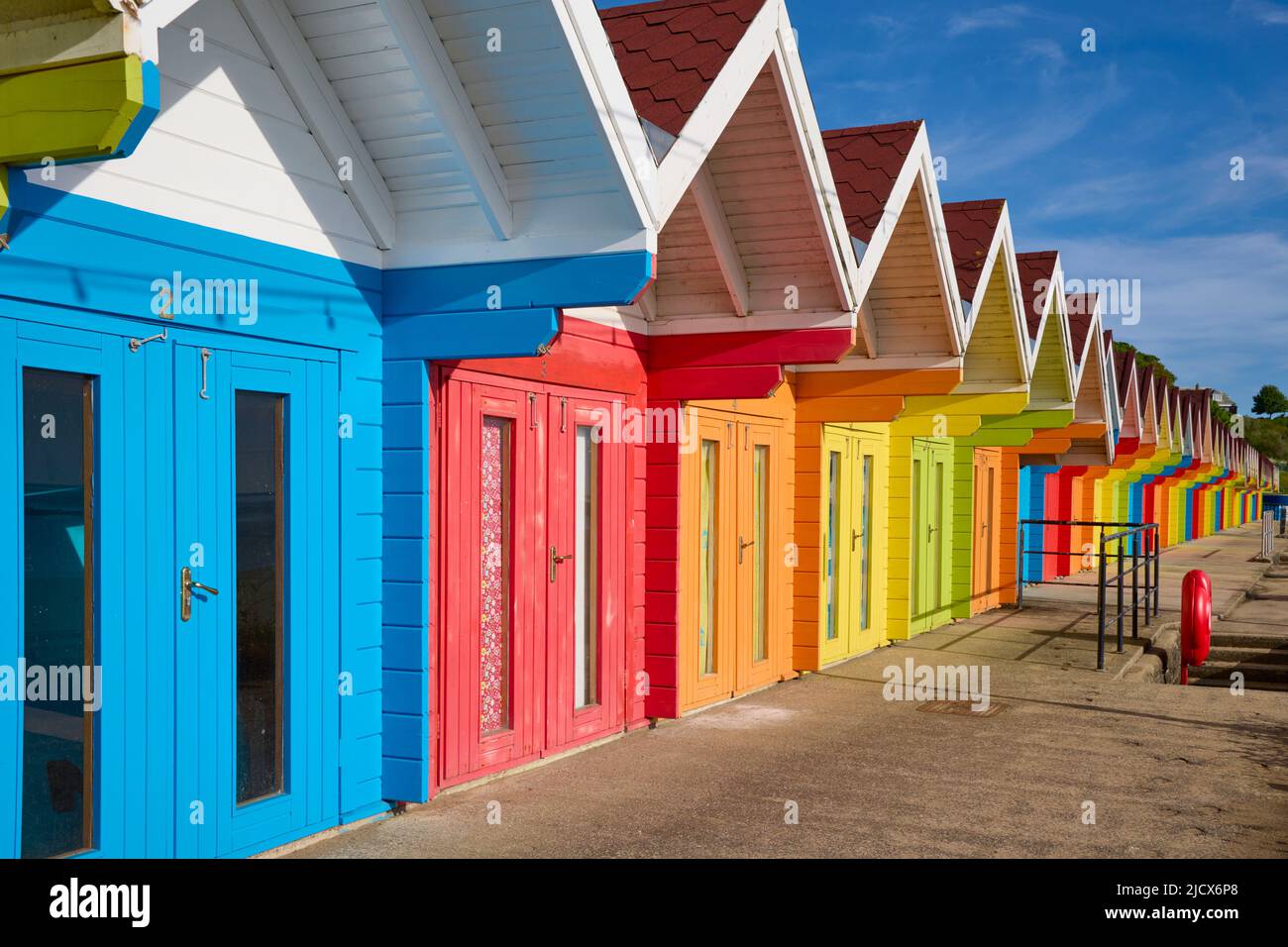 Beach Huts on North Bay Beach, Scarborough, Yorkshire, England, Vereinigtes Königreich, Europa Stockfoto