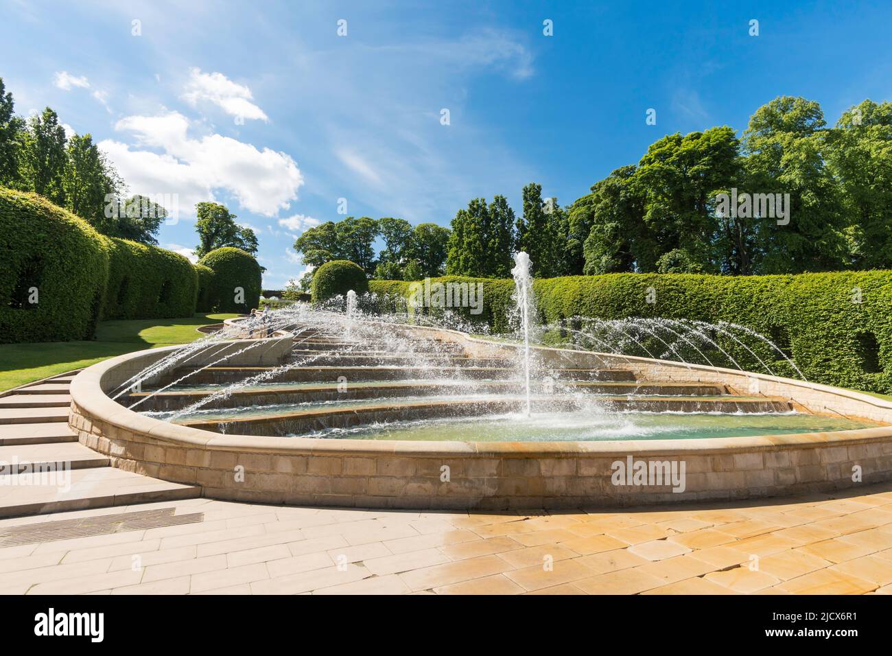 Die große Kaskade oder das Wasserspiel mit Springbrunnen in Alnwick Gardens, Northumberland, England, Großbritannien Stockfoto