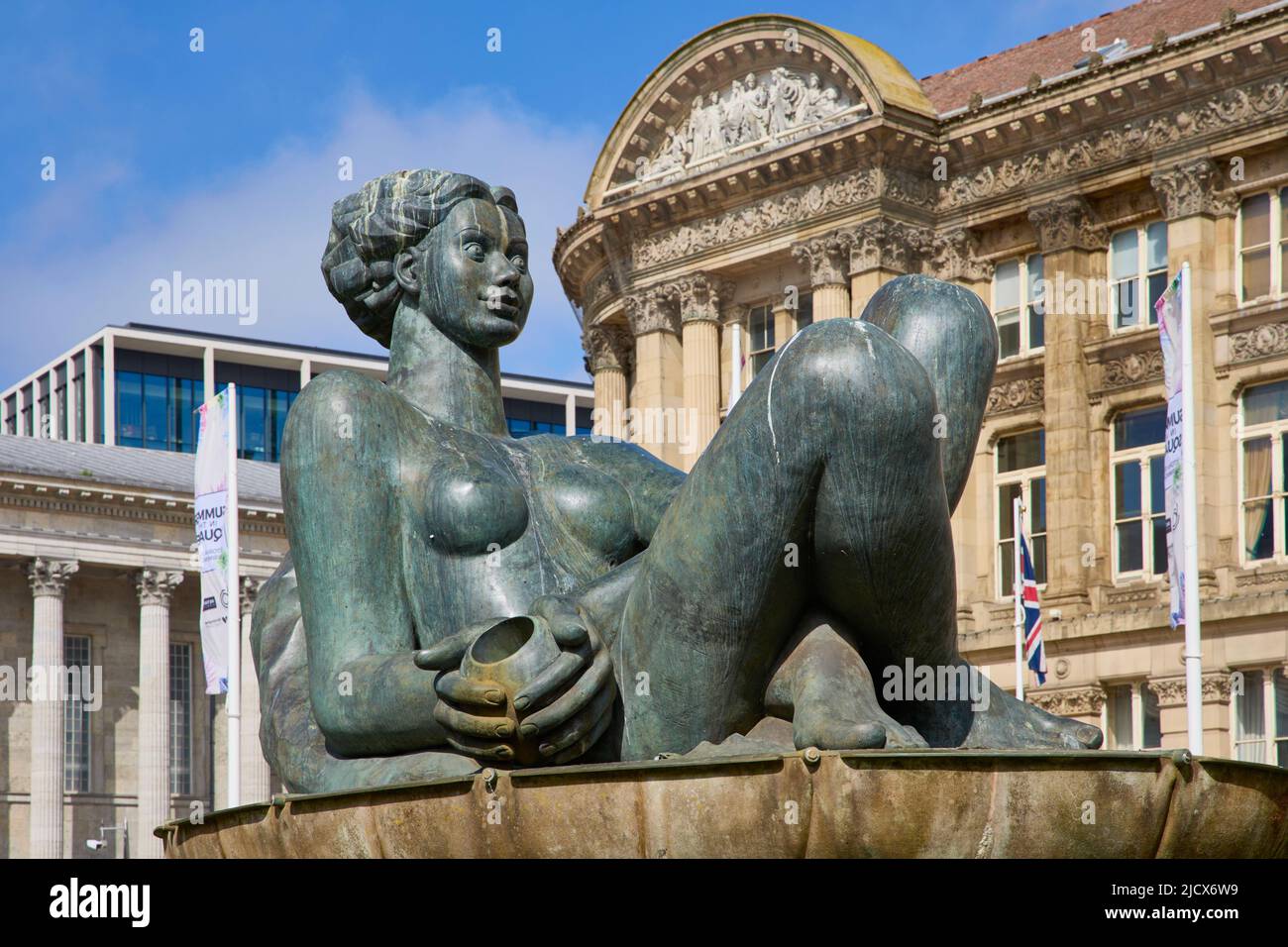 Floozie im Jacuzzi-Brunnen vor dem Council House, Victoria Square, Birmingham, West Midlands, England, Vereinigtes Königreich, Europa Stockfoto