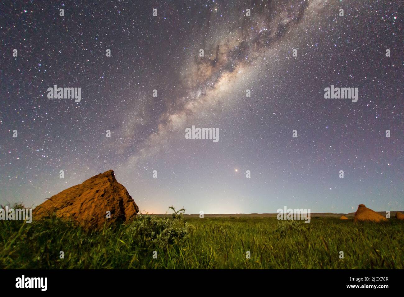 Die Milchstraße über Termitenhügel im Cape Range National Park, Exmouth, Western Australia, Australien, Pazifik Stockfoto