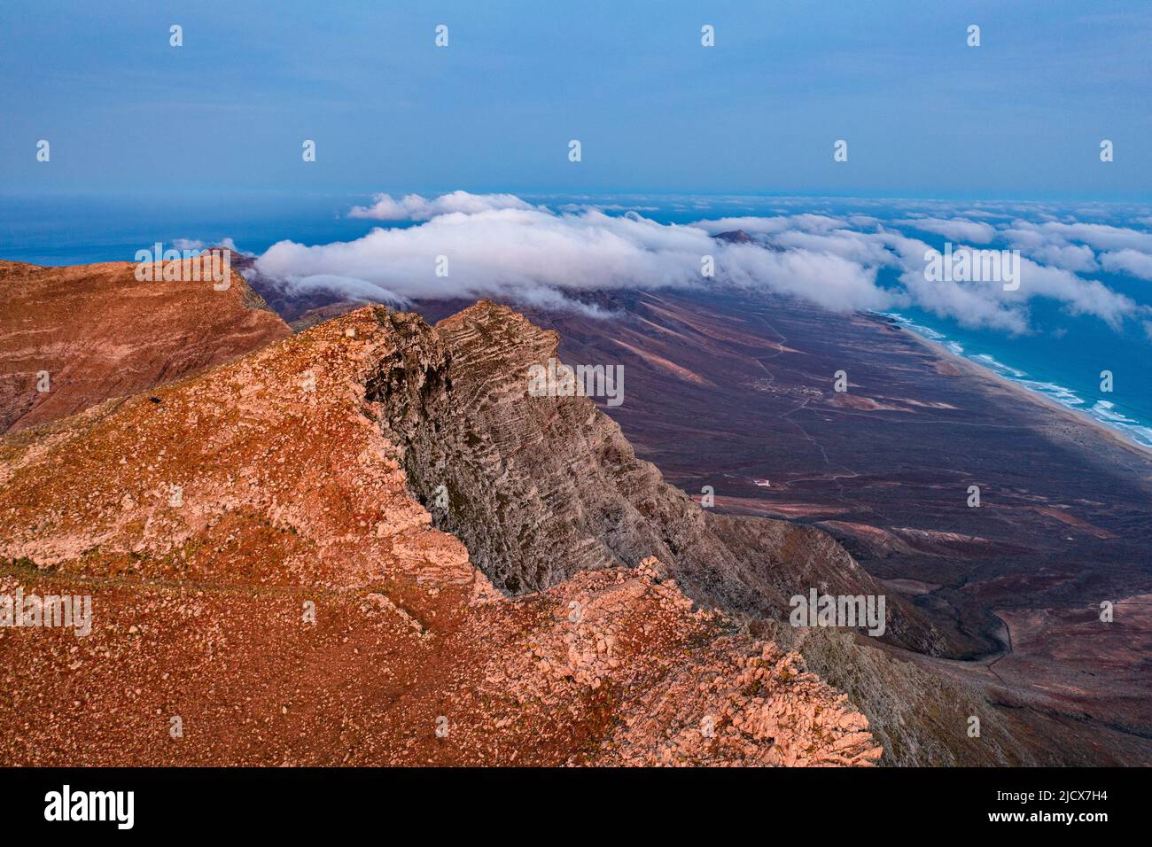 Luftaufnahme von vulkanischen Felsen des Pico de la Zarza Berggipfels bei einem nebligen Sonnenaufgang, Fuerteventura, Kanarische Inseln, Spanien, Atlantik, Europa Stockfoto