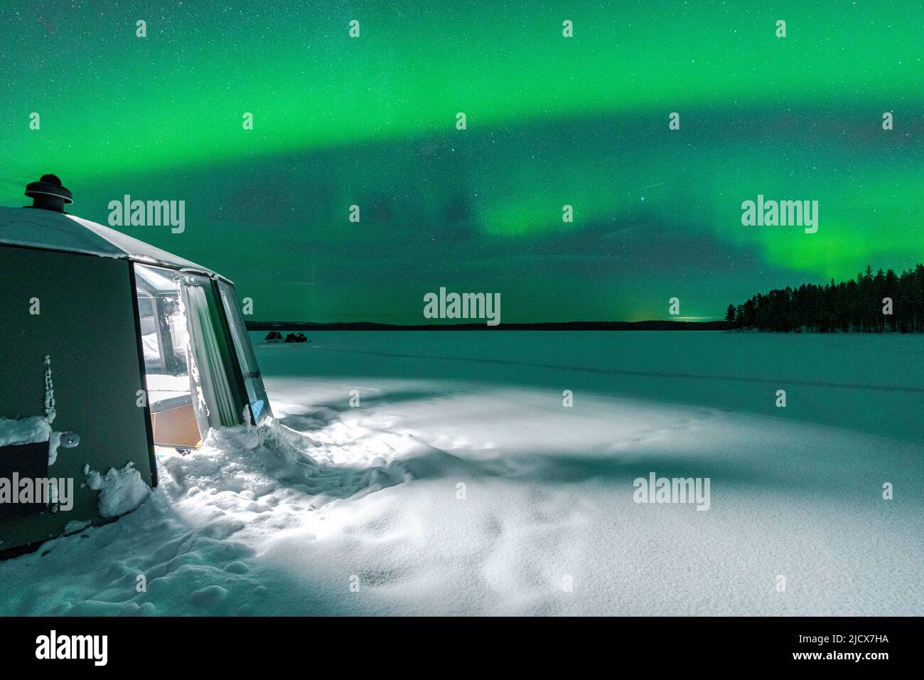 Beleuchtetes leeres Iglu in der gefrorenen Landschaft unter Aurora Borealis (Nordlichter), Jokkmokk, Lappland, Schweden, Skandinavien, Europa Stockfoto