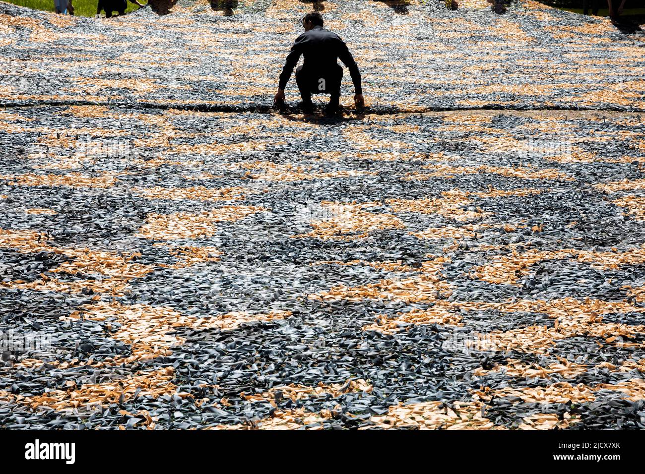 Kiew, Ukraine. 15.. Juni 2022. Freiwillige gewebt das größte Tarnnetz für die Flugzeuge der Streitkräfte der Ukraine. Kredit: SOPA Images Limited/Alamy Live Nachrichten Stockfoto