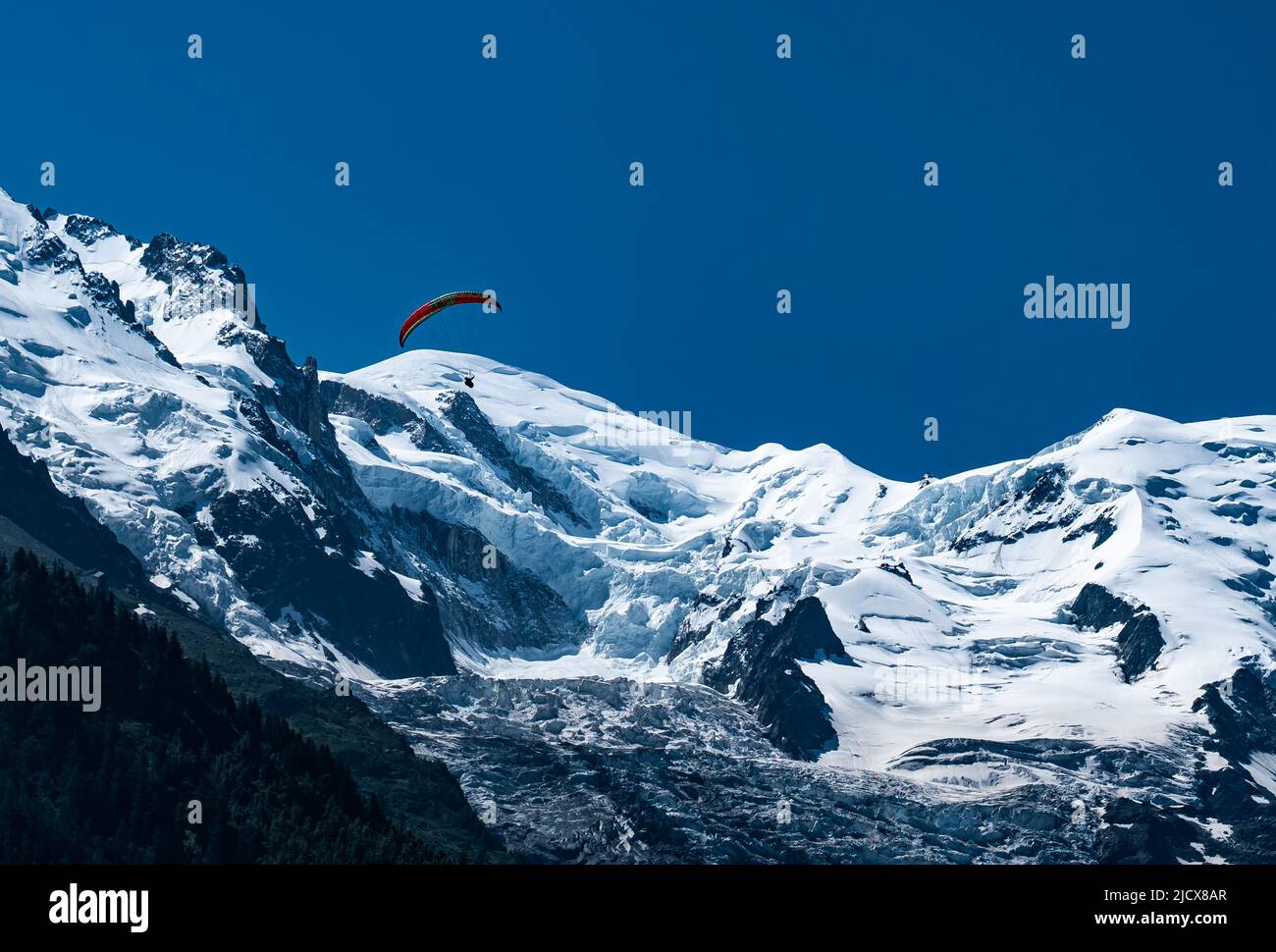 Gleitschirm in Chamonix Valley, Mont Blanc, Frankreich Stockfoto