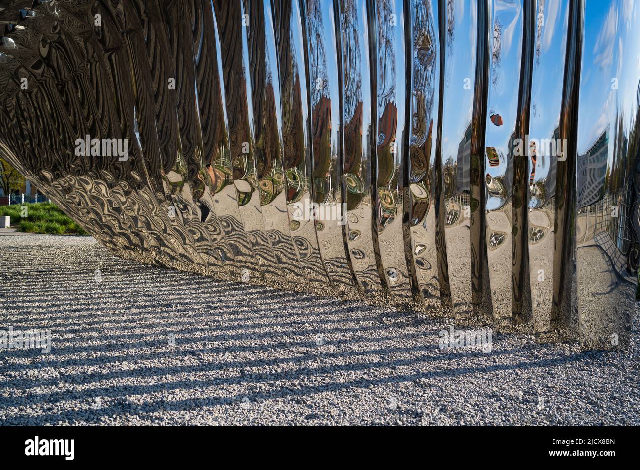 BRESLAU, POLEN - 18. APRIL 2022: Nawa-Bogen aus Metall bei Tag Stockfoto