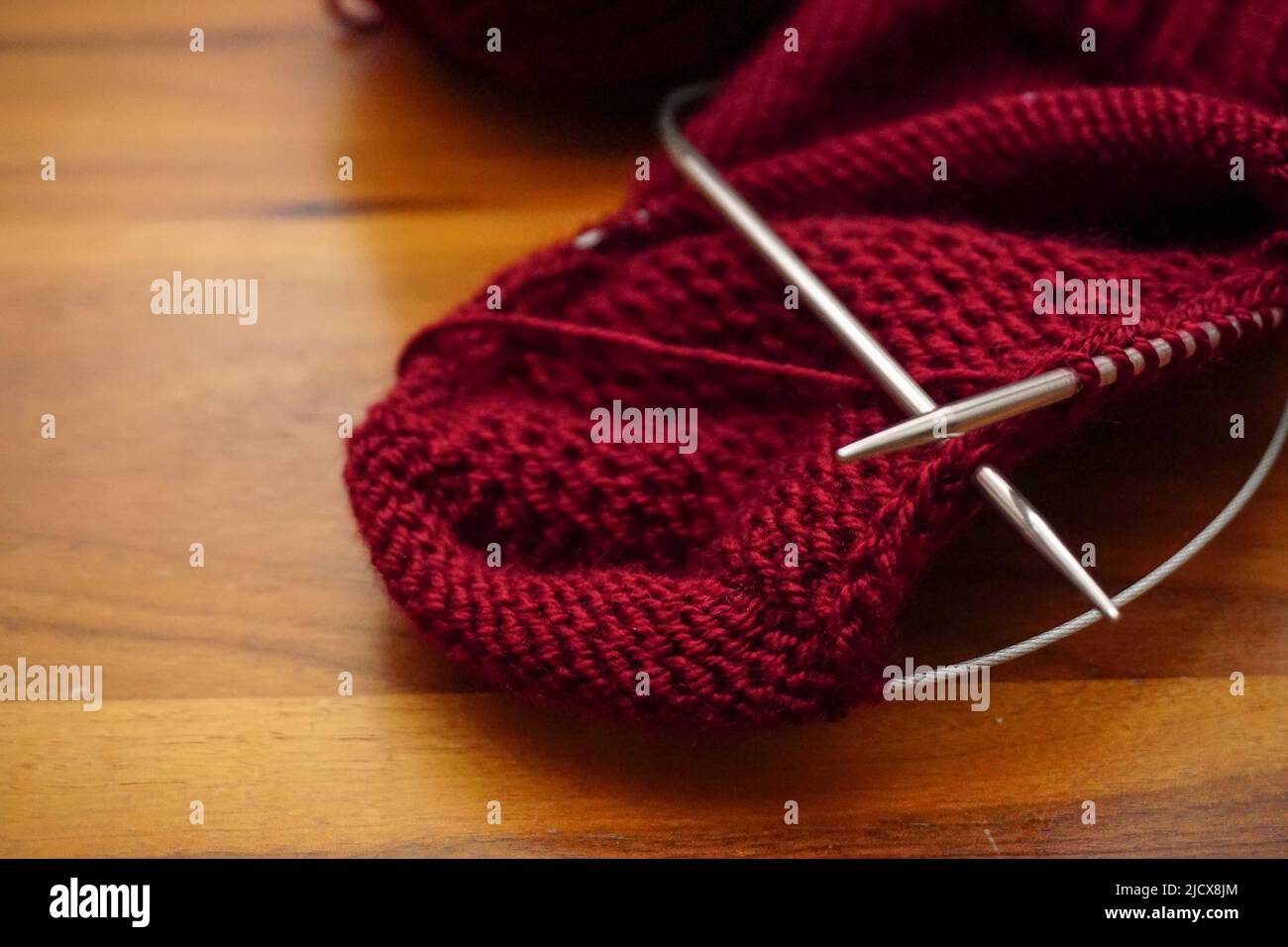 Wollstrick auf Holztisch aus nächster Nähe Stockfoto