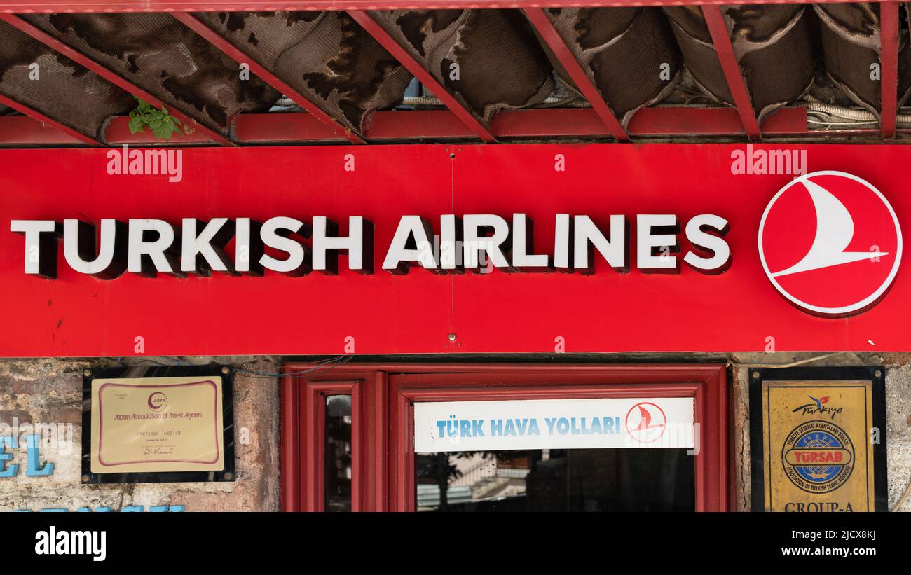 Turkish Airlines Schild mit kleinerem Schild auf türkisch - Turk Hava Yollari - Istanbul, Türkei Stockfoto