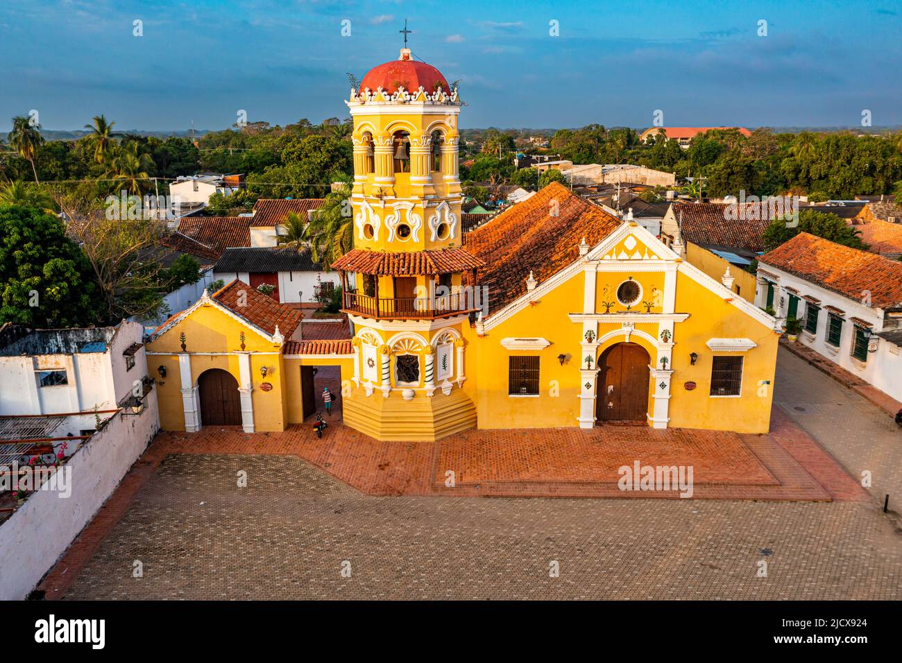 Luftaufnahme der Iglesia De Santa Barbara, Mompox, UNESCO-Weltkulturerbe, Kolumbien, Südamerika Stockfoto
