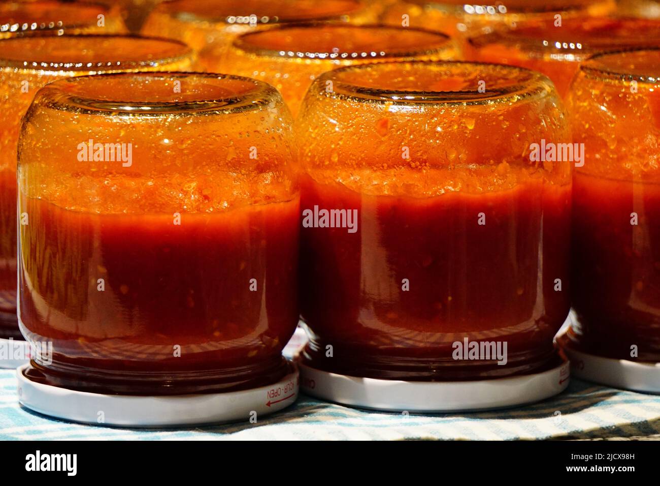 Hausgemachte Tomatensauce in den Gläsern traditionelle Vorbereitung für die Wintermonate Stockfoto