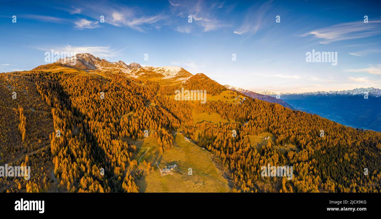 Panoramablick auf Alpe Mara mit Corna Mara im Herbst, Valtellina, Lombardei, Italien, Europa Stockfoto