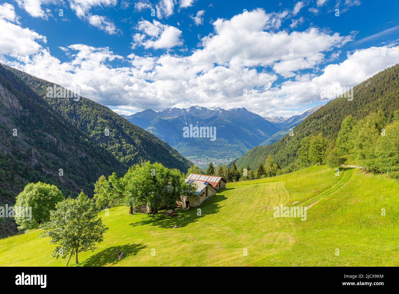 Einsame traditionelle Hütte in einem wilden Alpental, Val d'Arigna, Orobie, Valtellina, Lombardei, Italien, Europa Stockfoto