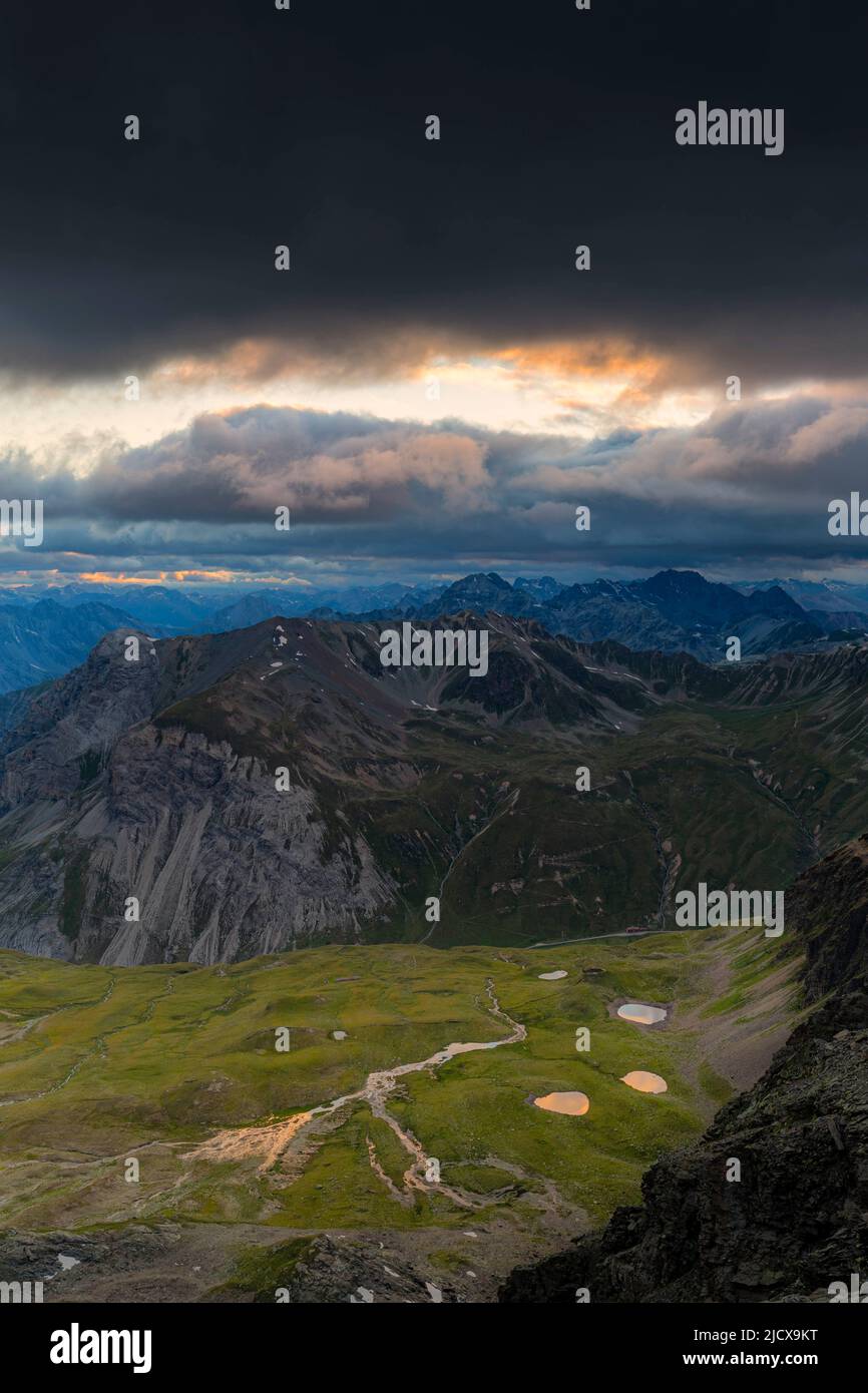 Bergseen von oben, von Sonnenuntergang beleuchtet, Stilfser Joch Pass, Nationalpark Stilfser Joch, Valtellina, Lombardei, Italien, Europa Stockfoto
