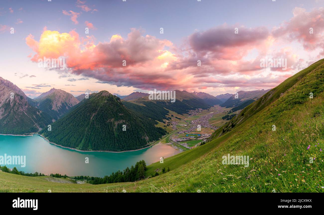 Livigno und See bei Sonnenuntergang, Livigno-Tal, Valtellina, Lombardei, Italien, Europa Stockfoto