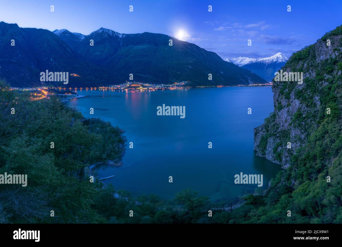 Bucht von San Fedelino von oben durch den Mond in der Dämmerung beleuchtet, Lago di Novate, Valchiavenna, Valtellina, Lombardei, Italien, Europa Stockfoto