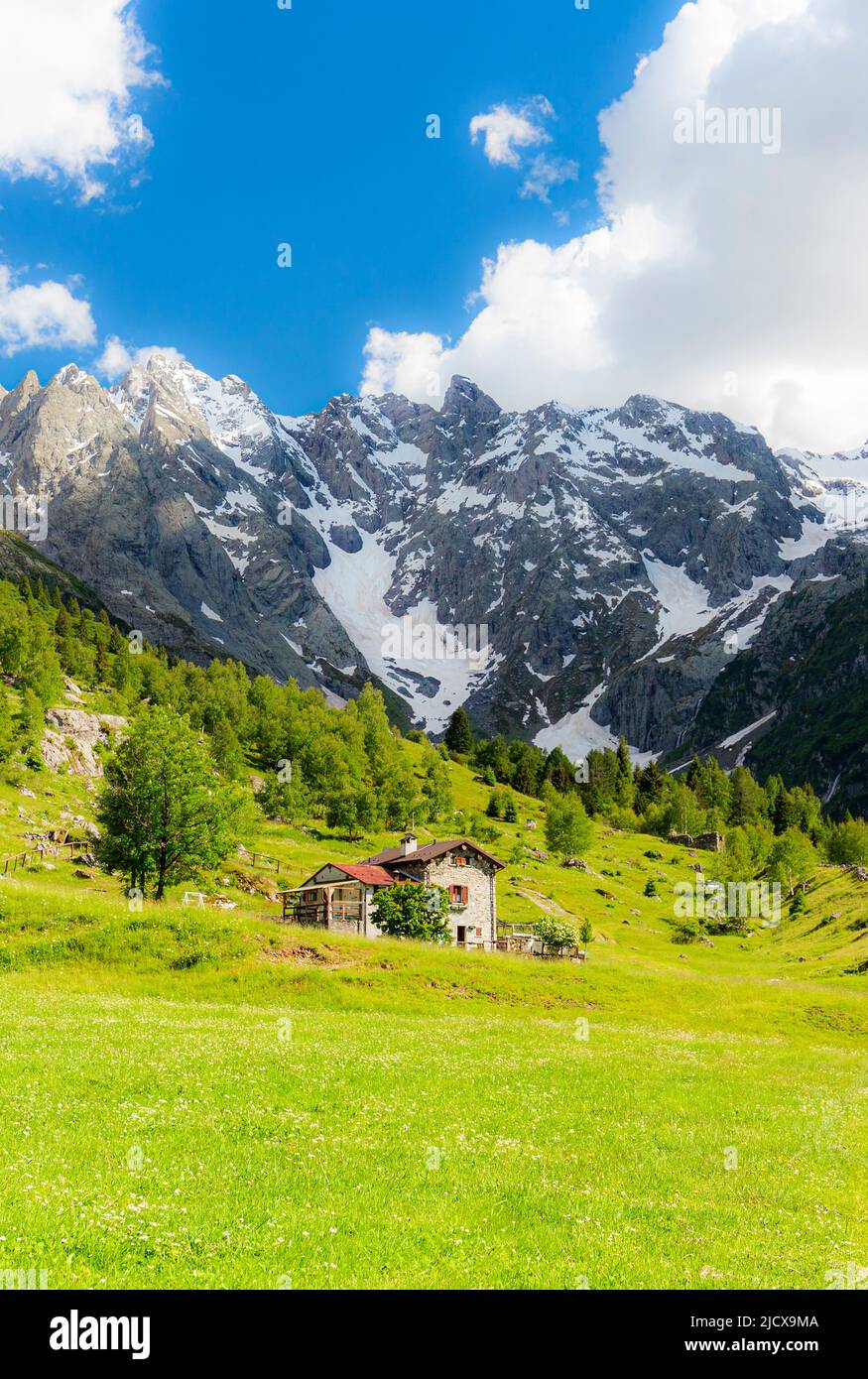 Einsame traditionelle Hütte in einem wilden Alpental, Val d'Arigna, Orobie, Valtellina, Lombardei, Italien. Europa Stockfoto