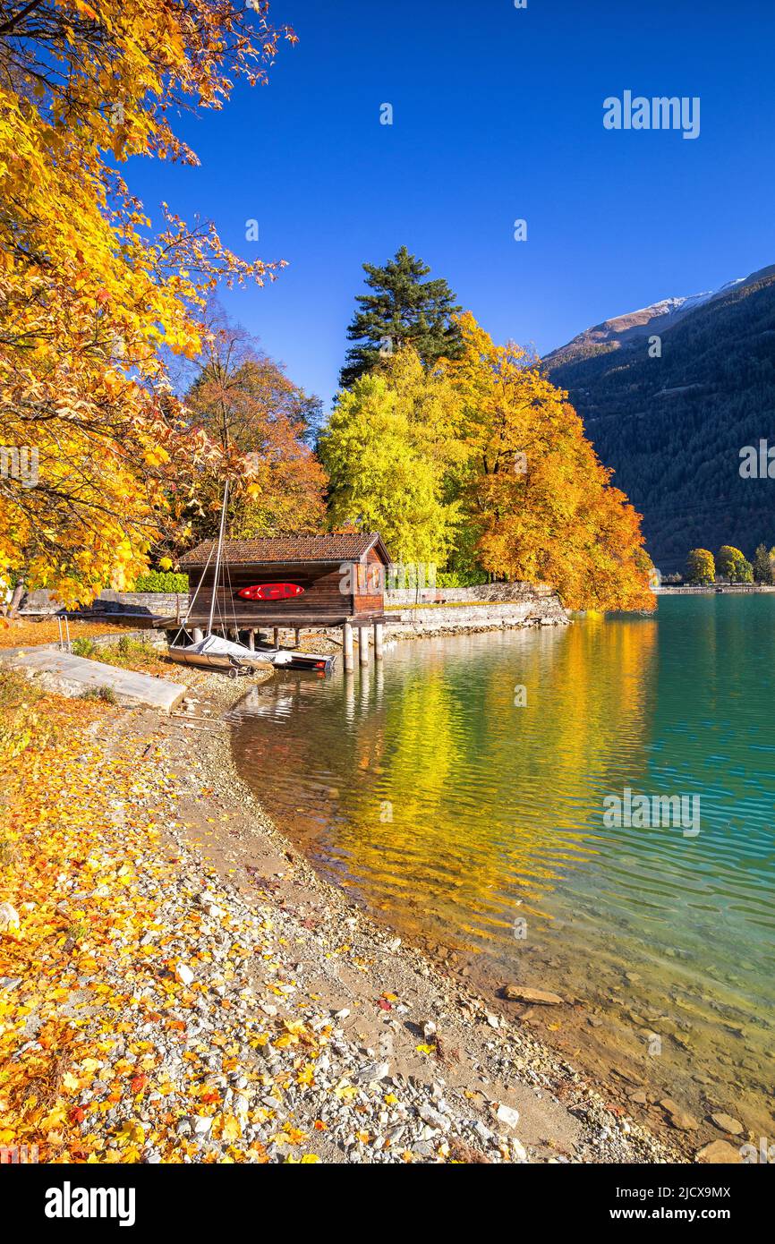 Haus auf Stelzen am Ufer des Sees Poschiavo im Herbst, Valposchiavo, Kanton Graubünden, Schweiz, Europa Stockfoto