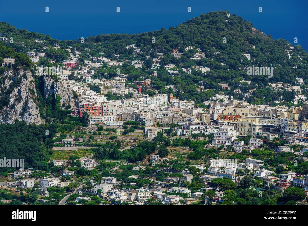 Anacapri Landschaftspanorama mit flachen Gebäuden entlang der Hügel der Insel Capri am Golf von Neapel, Kampanien, Italien, Mittelmeer, Europa Stockfoto