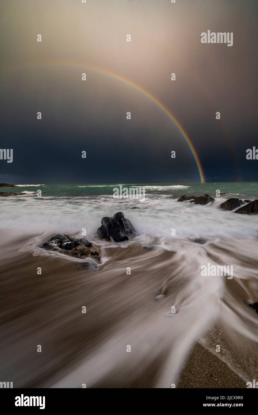Doppelter Regenbogen und Langzeitbelichtung schaffen Bewegung bei Traigh Bheag, Isle of Harris, Äußere Hebriden, Schottland, Vereinigtes Königreich, Europa Stockfoto