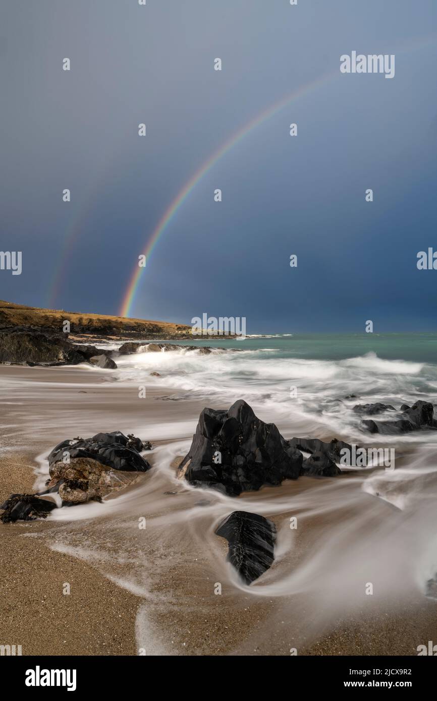 Doppelter Regenbogen über Traigh Bheag (The Small Beach), Isle of Harris, Äußere Hebriden, Schottland, Vereinigtes Königreich, Europa Stockfoto