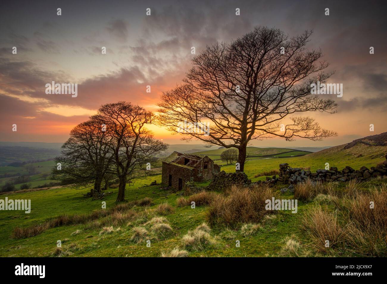 Verkommen Scheune bei Sonnenuntergang, Roach End, die Kakerlaken, Peak District, Staffordshire, England, Vereinigtes Königreich, Europa Stockfoto