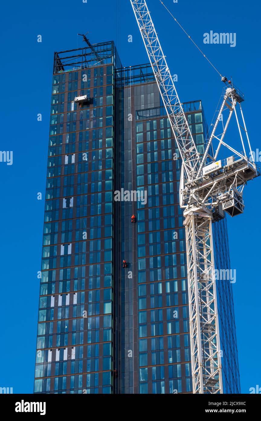 Krane und Arbeiter auf einer Wohnungsbaustelle, Manchester, England, Großbritannien, Europa Stockfoto