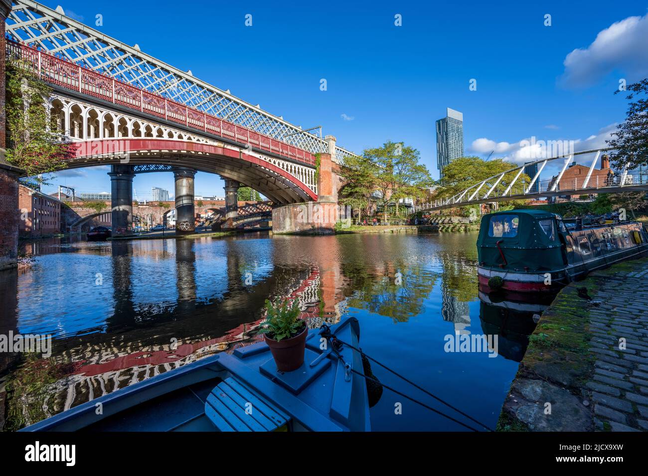 Eisenbahn, Fußgängerbrücke und Kanalboot, das in Castlefield, Manchester, Lancashire, England, Vereinigtes Königreich, Europa Stockfoto