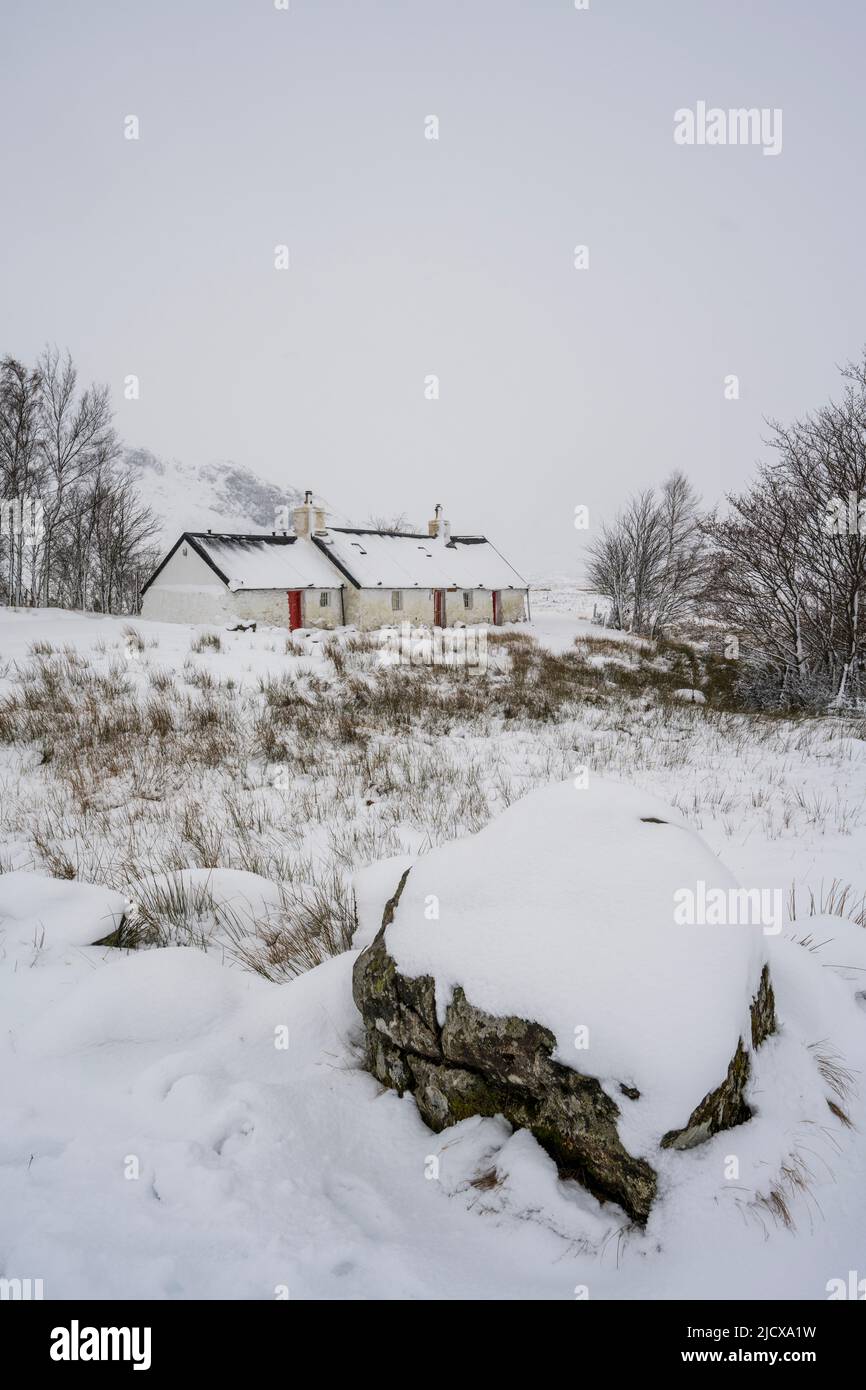 Black Rock Cottages mit Schnee, Rannoch Moor, Glencoe, Highland Region, Schottland, Vereinigtes Königreich, Europa Stockfoto