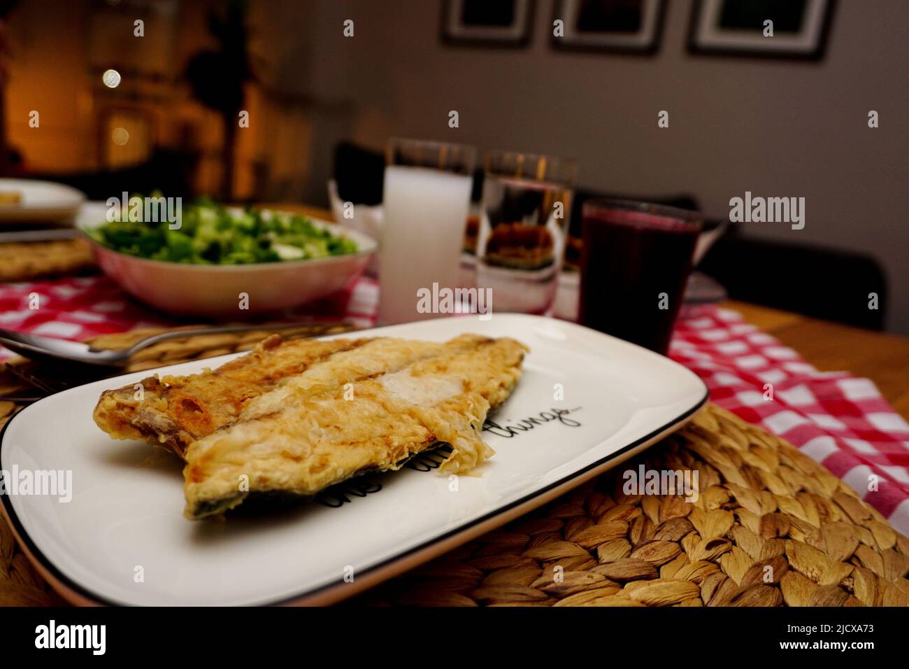 Türkischer Raki und gerösteter Bonito-Fisch mit Vorspeisen auf dem Tisch Stockfoto