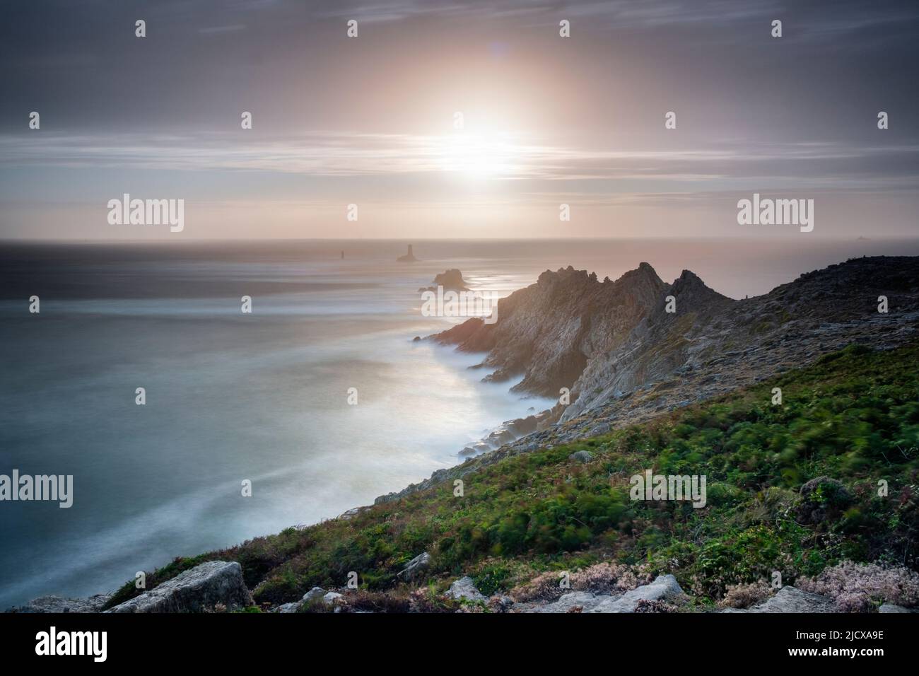 Langzeitbelichtung bei Sonnenuntergang am Vorgebirge Pointe du Raz, Finistere, Bretagne, Frankreich, Europa Stockfoto