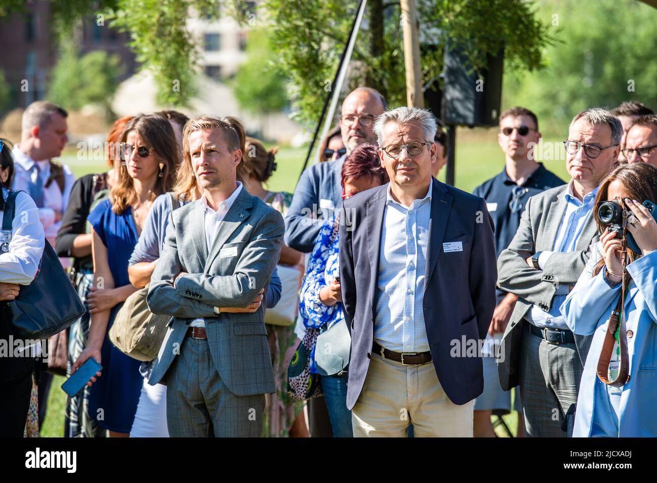 *** FOKUS-BERICHTERSTATTUNG AN BELGA ERBETEN *** das Bild zeigt einen Pressemoment zum Start der DigitAll-Kampagne, die am Donnerstag, den 16. Juni 2022, in Brüssel die Menschen auf die Risiken digitaler Ausgrenzung aufmerksam machen soll. Der Start der Kampagne wird auch eine Gelegenheit sein, mehr als 30 neue Unterzeichner der im vergangenen Jahr gestarteten DigitAll-Charta zu begrüßen. Durch die Unterzeichnung der Charta verpflichten sich Unternehmen, Maßnahmen zu ergreifen, um die digitale Kluft zu schließen. BELGA FOTO JONAS ROOSENS Stockfoto