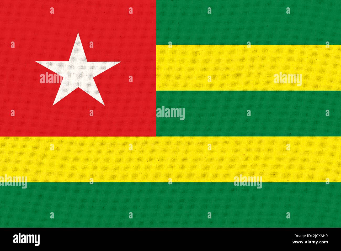 Flagge von Togo. Tongolesische Flagge auf Stoffoberfläche. Stoffstruktur. Nationales Symbol von Togo auf gemustertem Hintergrund. Togolesische Republik Stockfoto