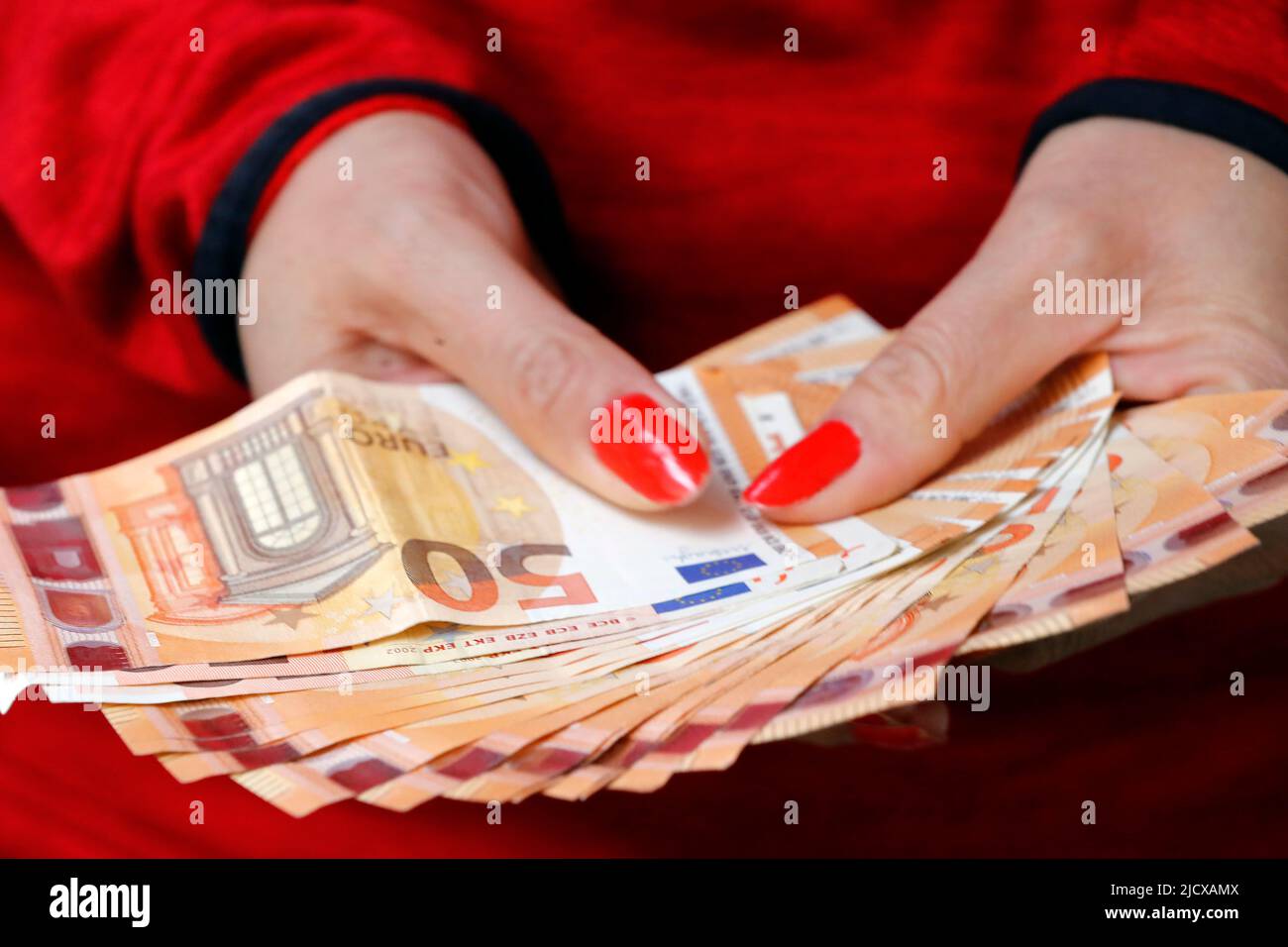 Frauenhände halten Euro-Währung Geldscheine. Zahlung und Bargeld Konzept und illegale Geld und Gier Konzept, Frankreich, Europa Stockfoto