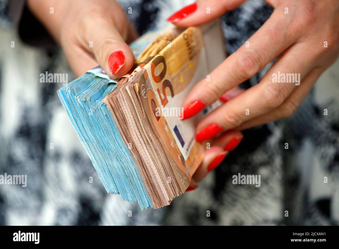 Frau, die Euro-Banknoten hält, Konzept des Diebstahls von Bargeld, reiche Menschen, Ersparnisse oder Geld ausgeben, Zahlungen zählen, Frankreich, Europa Stockfoto