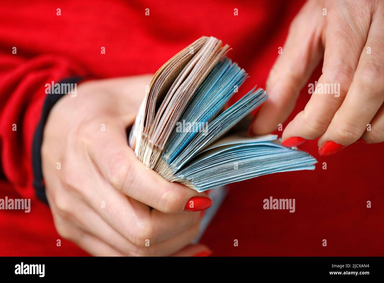 Weibliche Hand mit vielen Euro-Banknoten, Konzept von Reichtum, Erfolg, Gier und Korruption, Geldgier, Frankreich, Europa Stockfoto