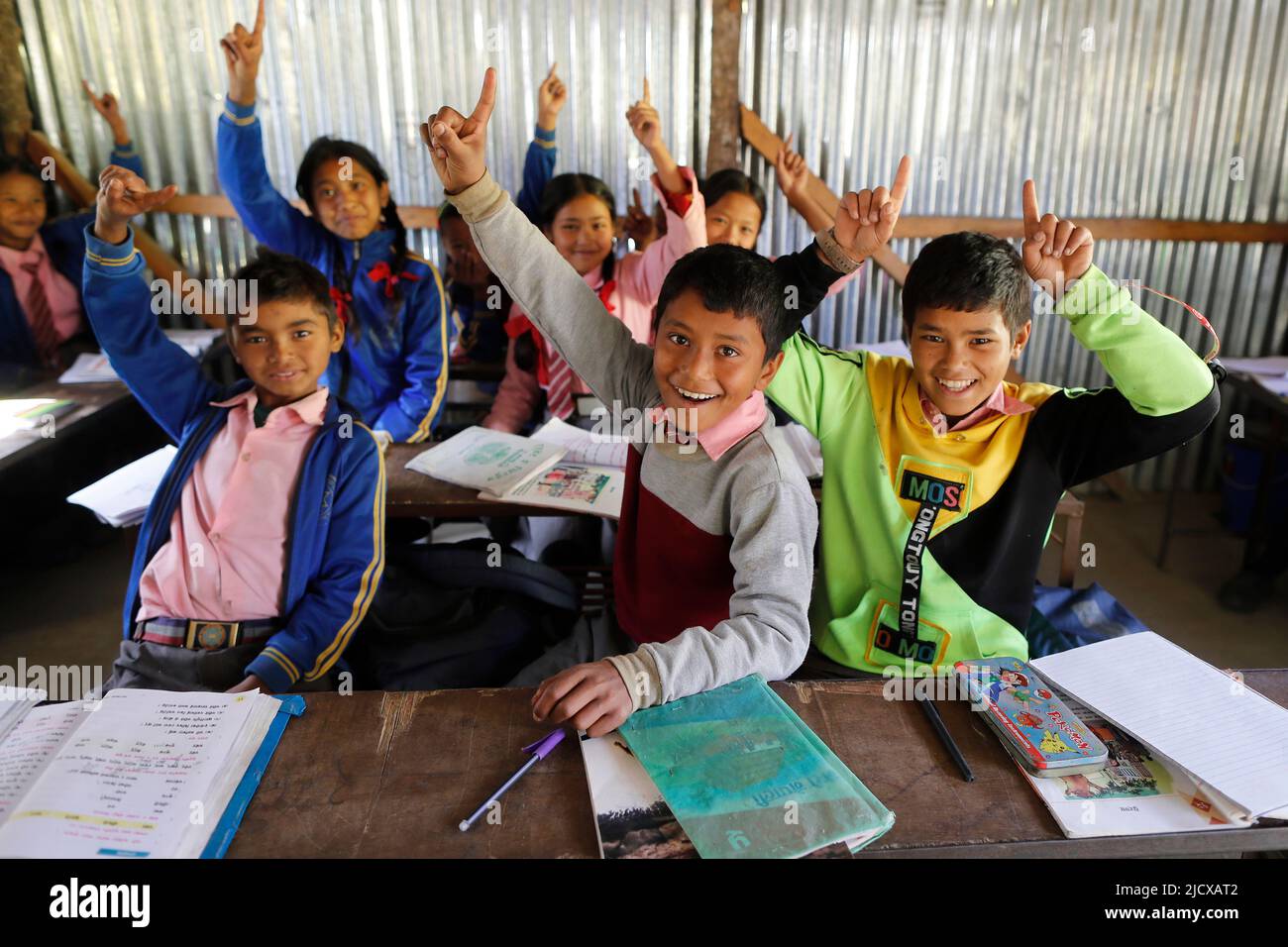 Grundschulklasse mit lächelnden Kindern, Lapilang, Dolakha, Nepal, Asien Stockfoto