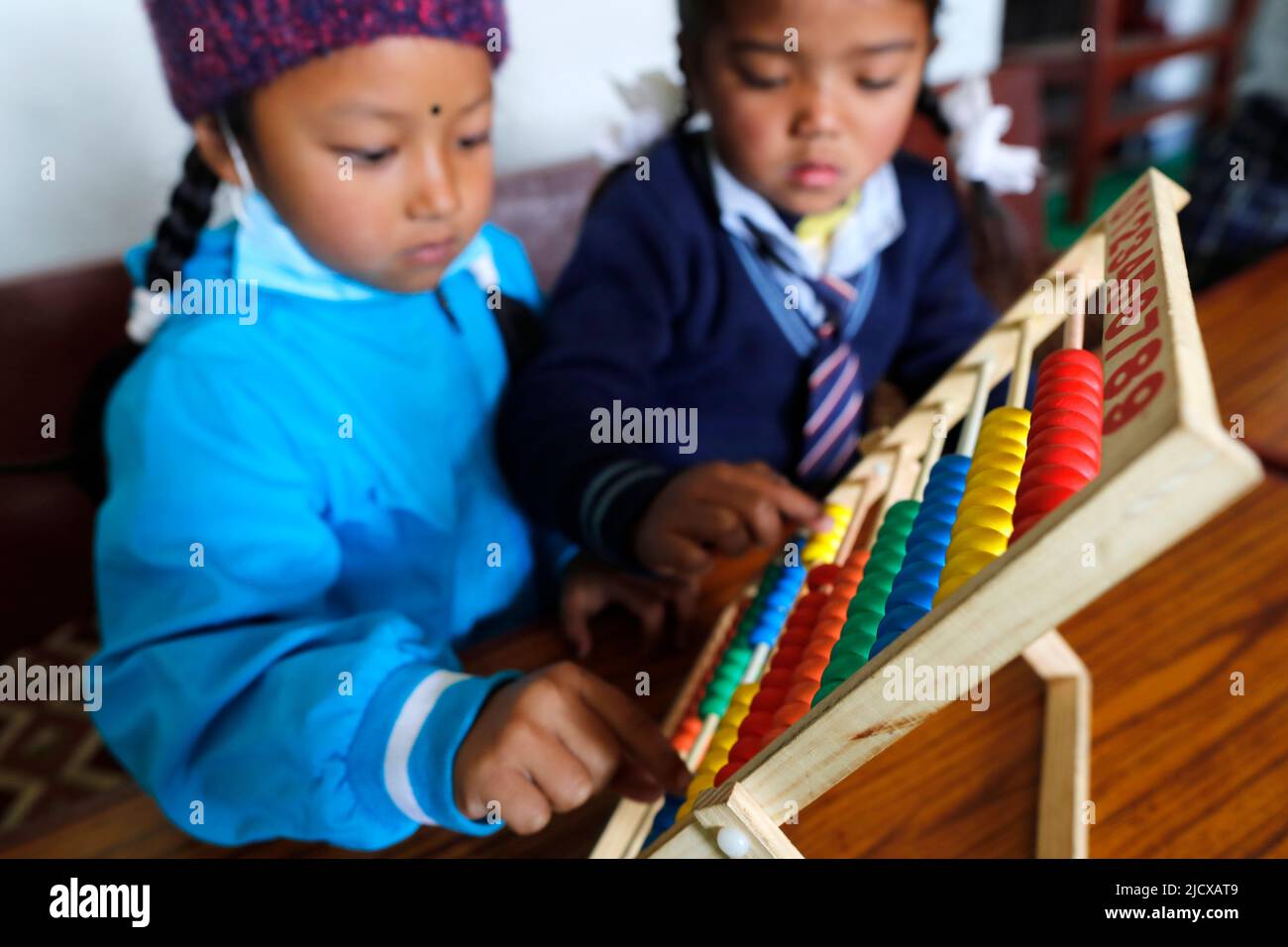 Grundschule, Schüler lernen, auf einen Abakus zu zählen, Charikot, Dolakha, Nepal, Asien Stockfoto