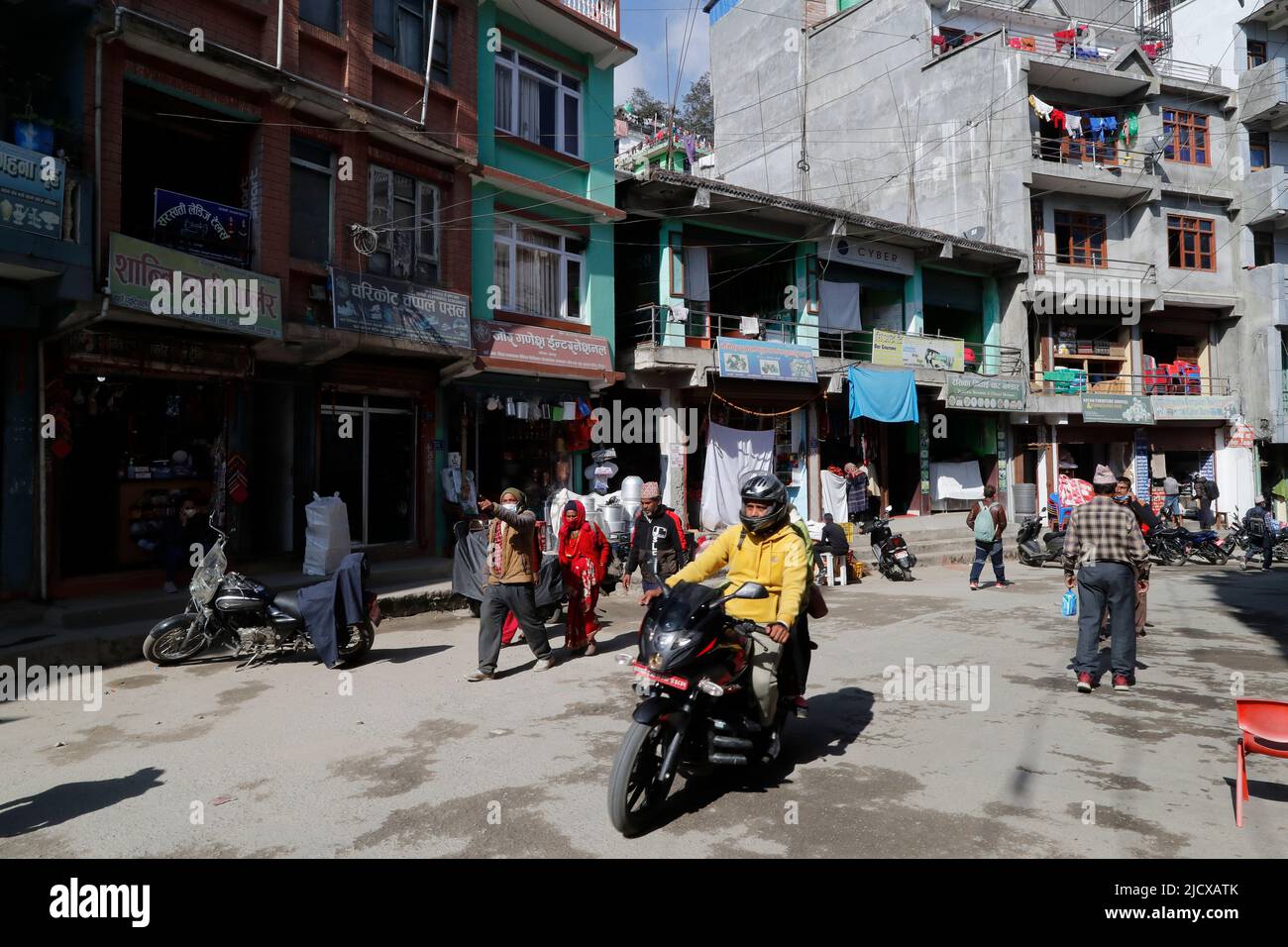 Hauptstraße in der nepalesischen Stadt Charikot, Nepal, Asien Stockfoto