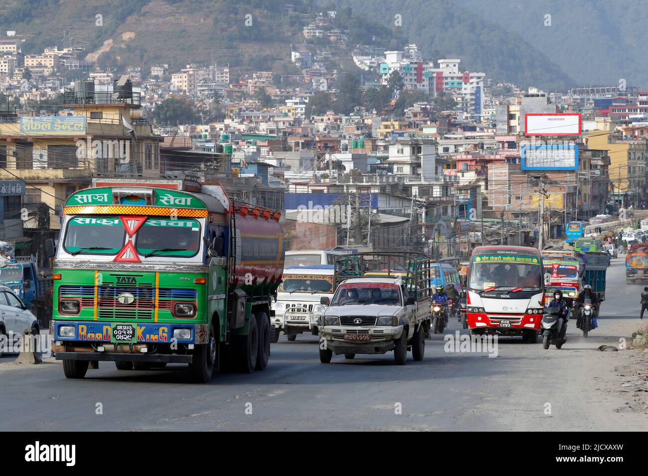 Tata-Bus auf der Straße, Kathmandu, Nepal, Asien Stockfoto