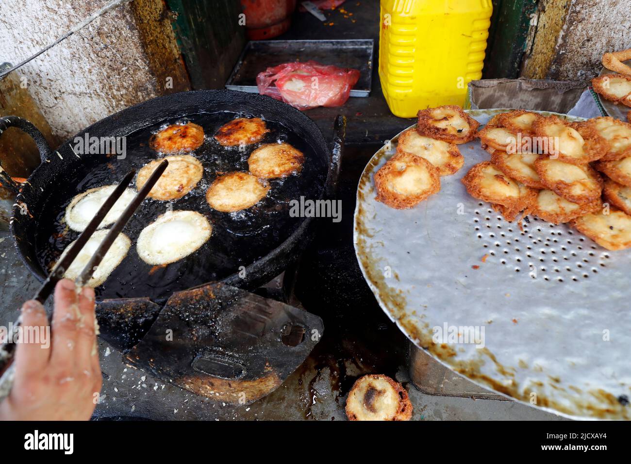 Traditionelles nepalesisches Restaurant, gebratenes Sel Roti, das traditionelle Frühstück für Nepalesen, Kathmandu, Nepal, Asien Stockfoto