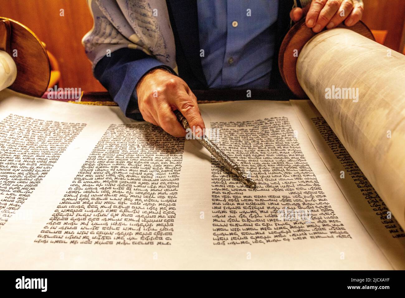 Rabbi liest Sefer Torah, Paris, Frankreich, Europa Stockfoto