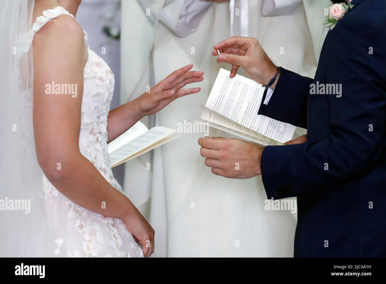 Hochzeitszeremonie in einer katholischen Kirche, Eheringe werden ausgetauscht, Frankreich, Europa Stockfoto