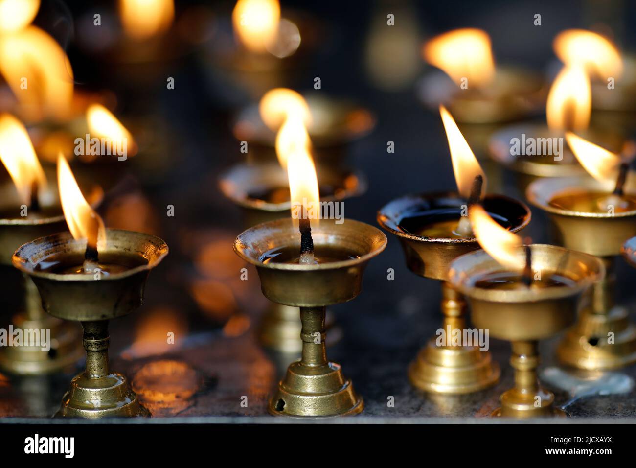 Öl (Butter) Lampen brennen in Hindu-Tempel, Kathmandu, Nepal, Asien Stockfoto