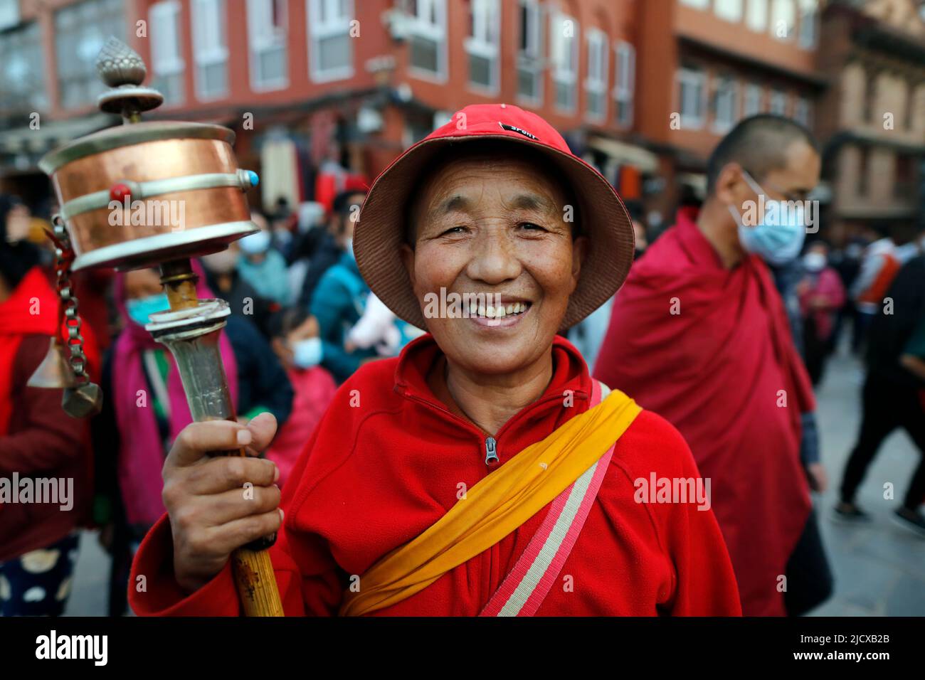Buddhistischer Mönch auf einer Pilgerreise durch die Bodhnath Stupa, Kathmandu, Nepal, Asien Stockfoto