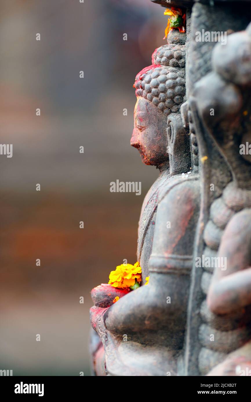 Buddha-Statue, buddhistischer Schrein auf der Straße, Kathmandu, Nepal, Asien Stockfoto