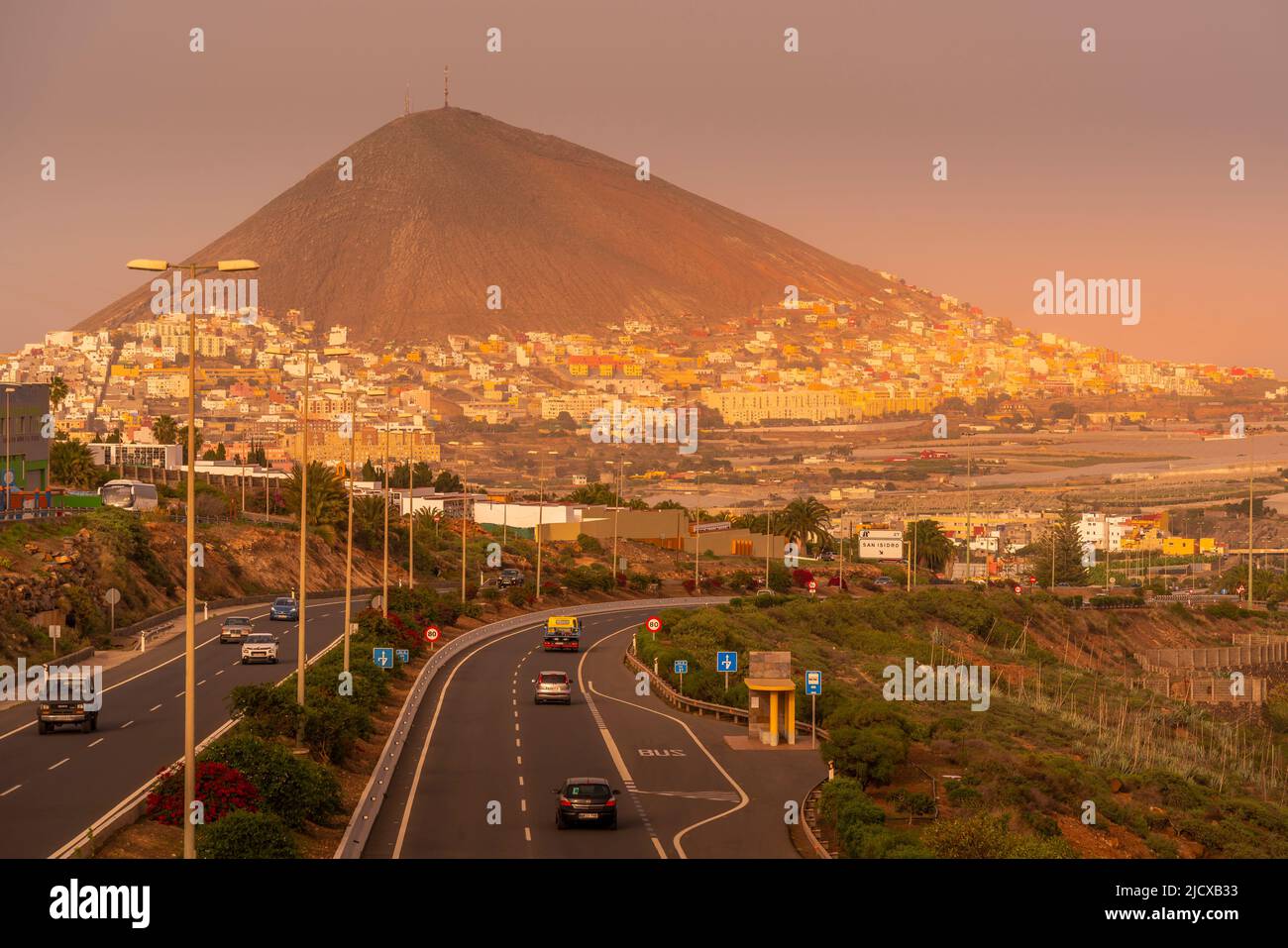 Blick auf bunte Häuser und Bergkulisse bei Sonnenuntergang in Galdar, Las Palmas, Gran Canaria, Kanarische Inseln, Spanien, Atlantik, Europa Stockfoto