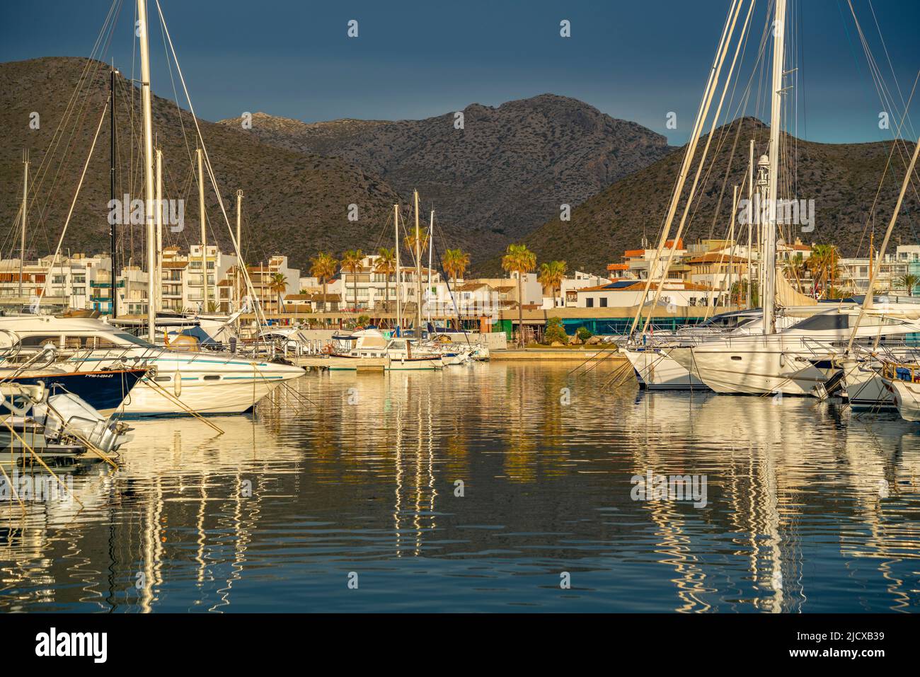 Blick auf den Sonnenaufgang auf Yachten in Port de Pollenca Marina, Port de Pollenca, Mallorca, Balearen, Spanien, Mittelmeer, Europa Stockfoto