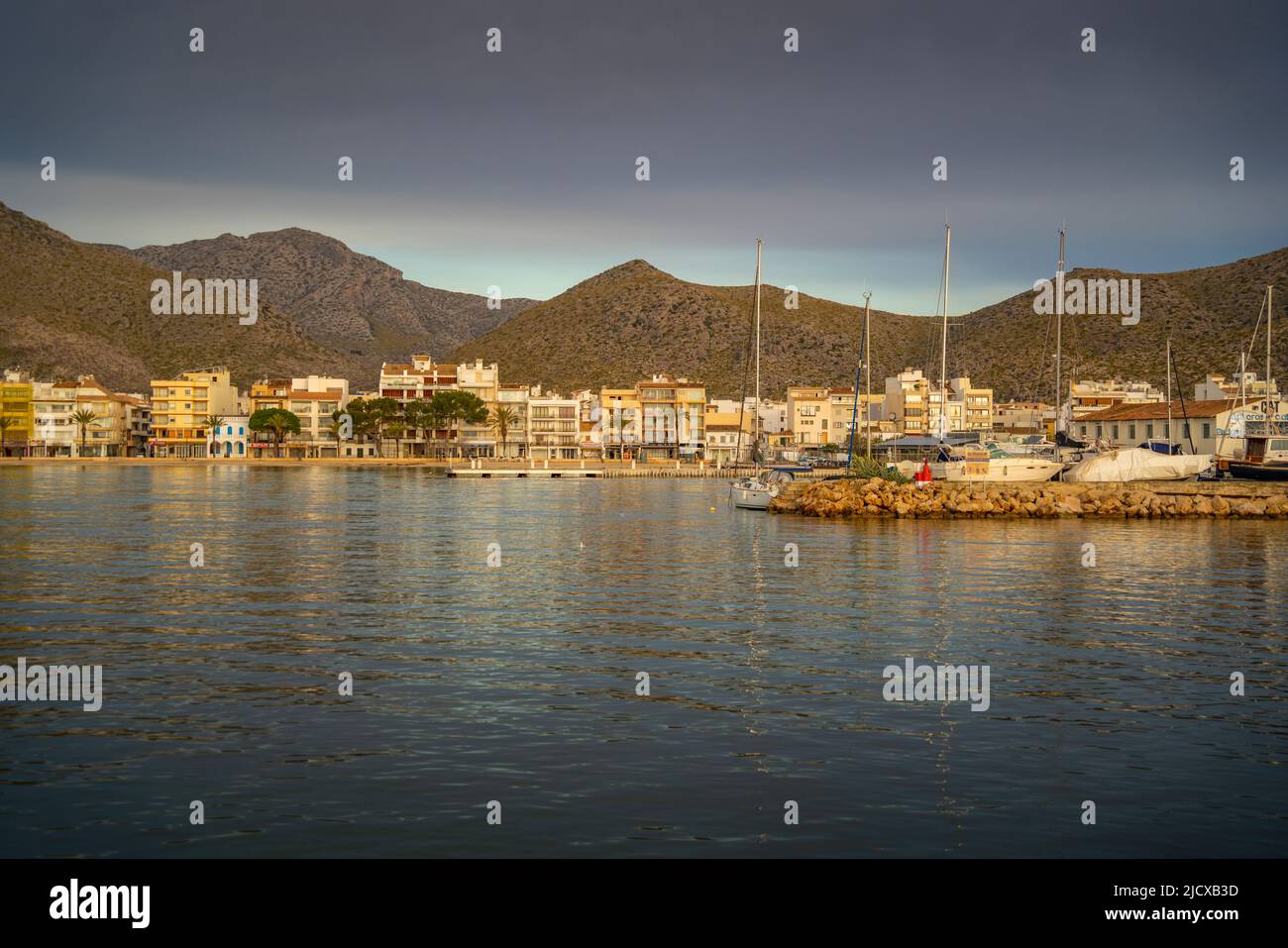 Blick auf den Sonnenaufgang in Hotels und Bars in Port de Pollenca, Port de Pollenca, Mallorca, Balearen, Spanien, Mittelmeer, Europa Stockfoto